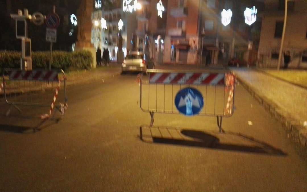 Il segnale che annunciata la chiusura al traffico su via Montesanto a Cosenza
