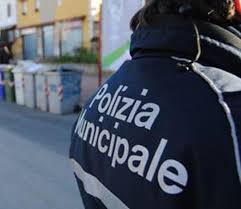 Un agente di polizia municipale