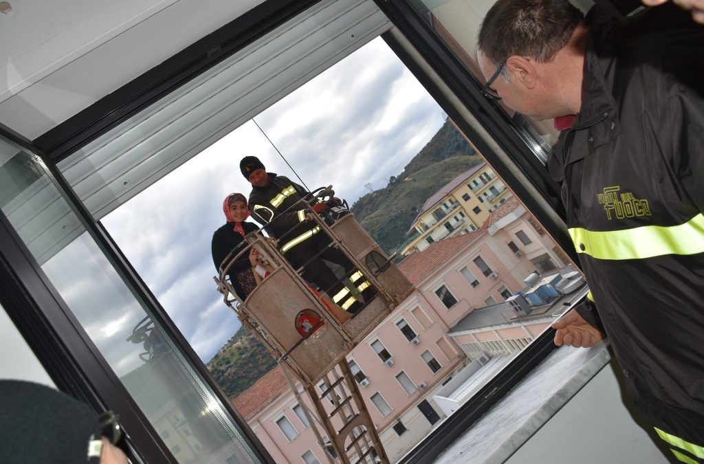 FOTO – All’ospedale di Corigliano la Befana entra dalla finestra e porta regali ai pazienti più piccoli