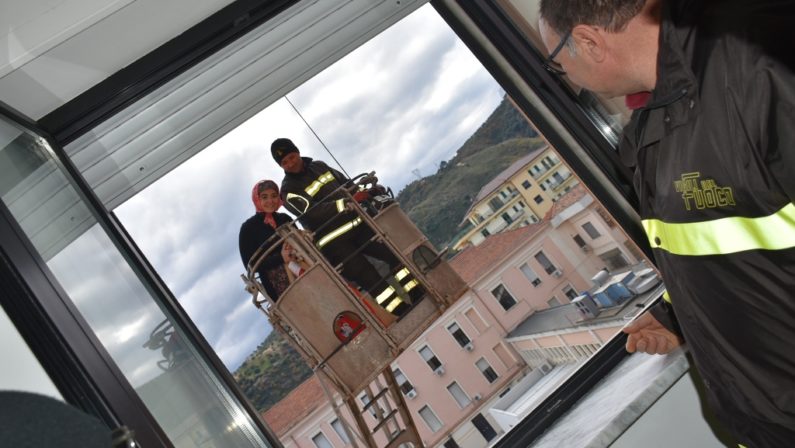 FOTO - All'ospedale di Corigliano la Befana entra dalla finestra e porta regali ai pazienti più piccoli