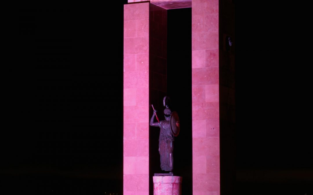 La dea Athena a Reggio Calabria illuminata di rosa