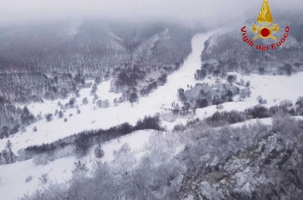 L'area dove sorgeva l'hotel colpito da una slavina