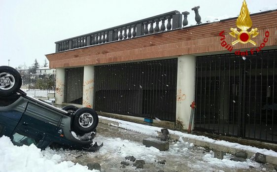 Lioni, sfonda il parapetto della piazza e precipita nel vuoto: paura per un 77enne