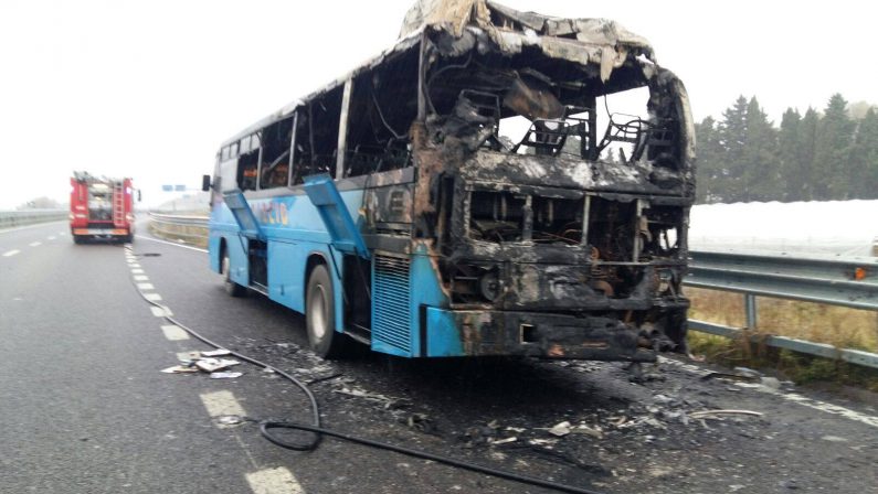 Autobus di linea in fiamme sulla strada statale 106Salvi alcuni studenti della provincia di Cosenza