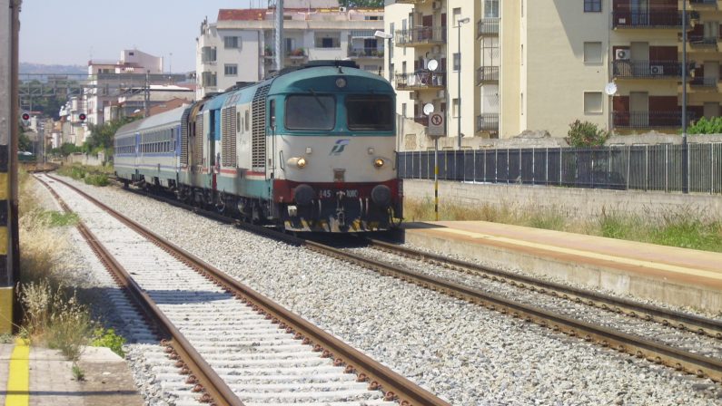 Si sdraia sui binari in attesa del treno ma il conducente riesce a frenare in tempo: paura a Lamezia