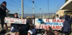 Acqua, protesta sui binari a Rosarno, treni bloccati 