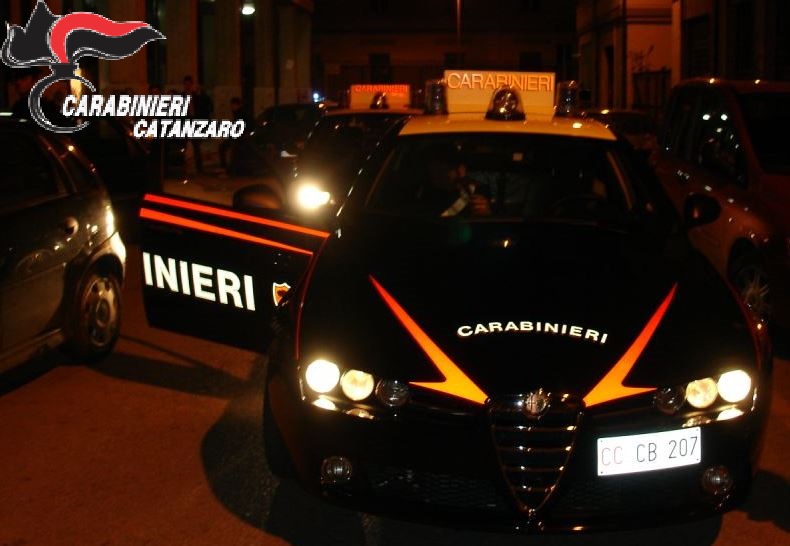 Ubriaco picchia la moglie e la ferisce a CatanzaroArrestato l'uomo, vittima trovata con figlia in braccio