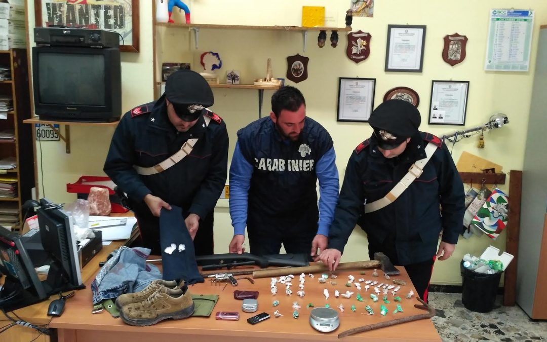 I carabinieri con il materiale sequestrato dopo la perquisizione in casa dell'arrestato