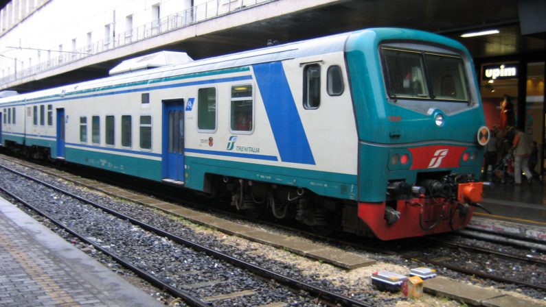 Bari, trovato lo scheletro di un uomo nella carrozza bruciata di un treno proveniente dalla Calabria