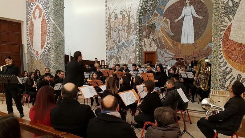 Il suggestivo concerto dell'orchestra sinfonica di Melicucco nella chiesa di Botricello
