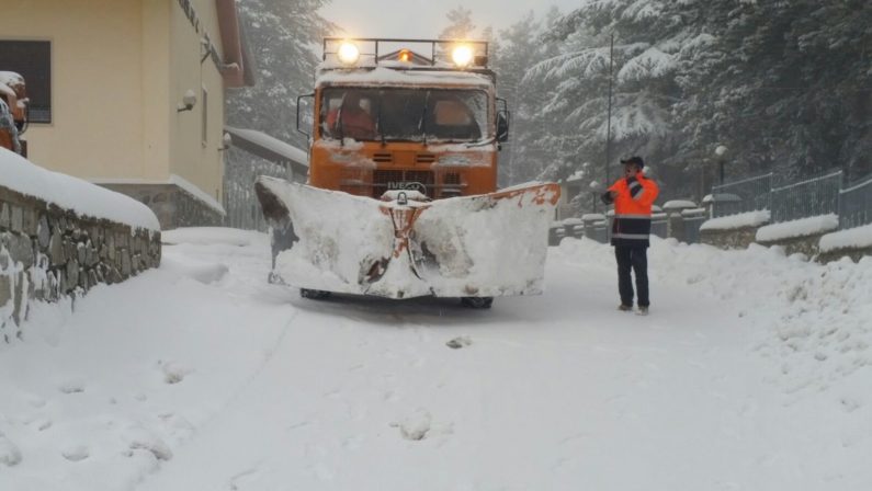Freddo polare in tutta la Calabria. In Aspromonte continua a nevicare, forti disagi per la viabilità