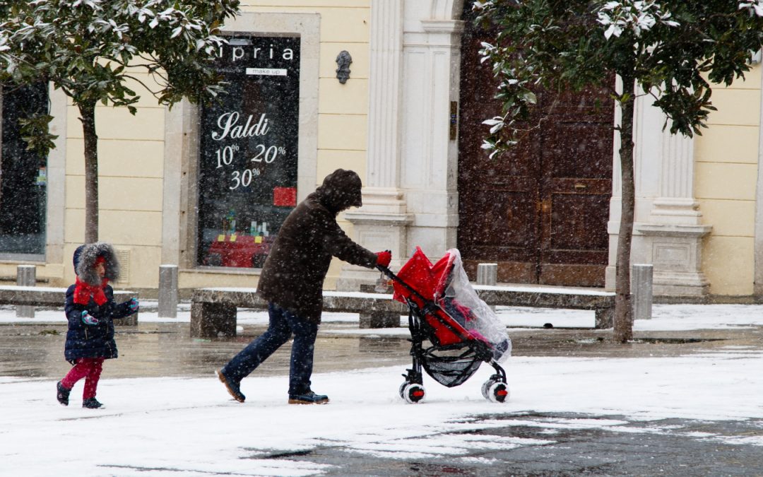 Torna la neve in piazza Mario Pagano a Potenza (foto A. MATTIACCI)