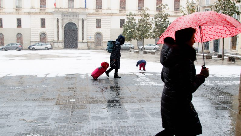 FOTO – Torna la neve in Basilicata: scatti dalla domenica imbiancata a Potenza