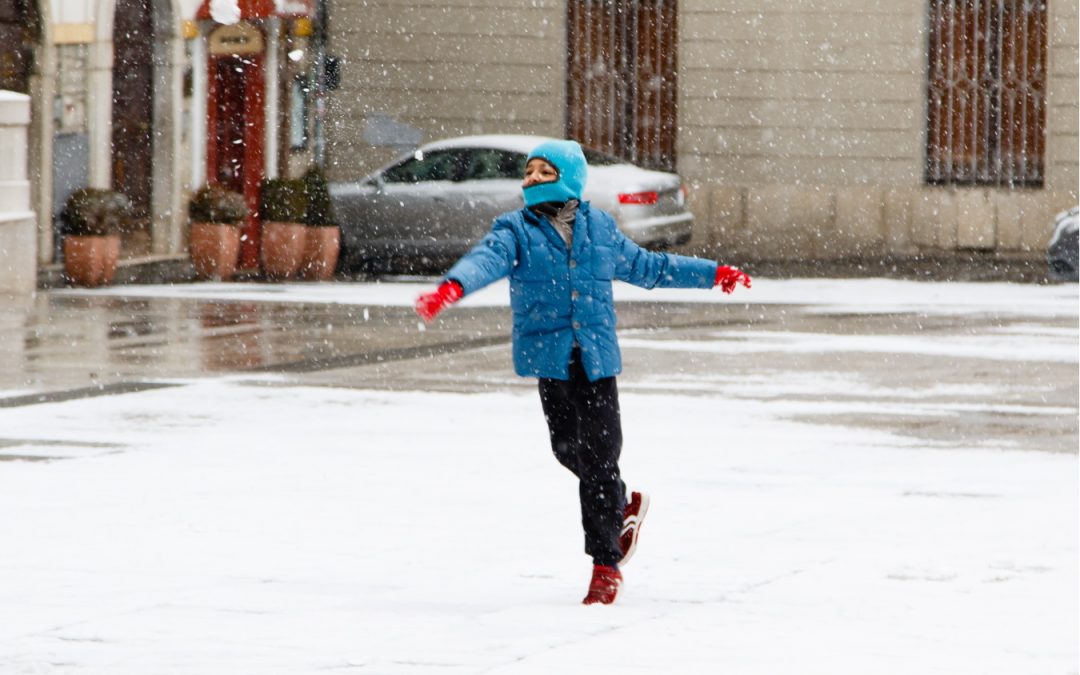 Un bimbo gioca con la neve a Potenza (foto A. MATTIACCI)