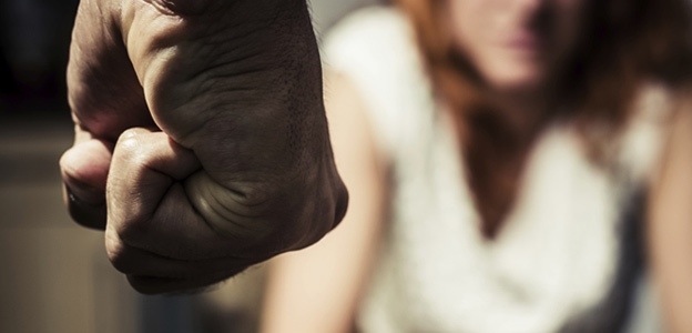 Il compagno la pesta e minaccia con le forbici, la salva la nipote 15enne