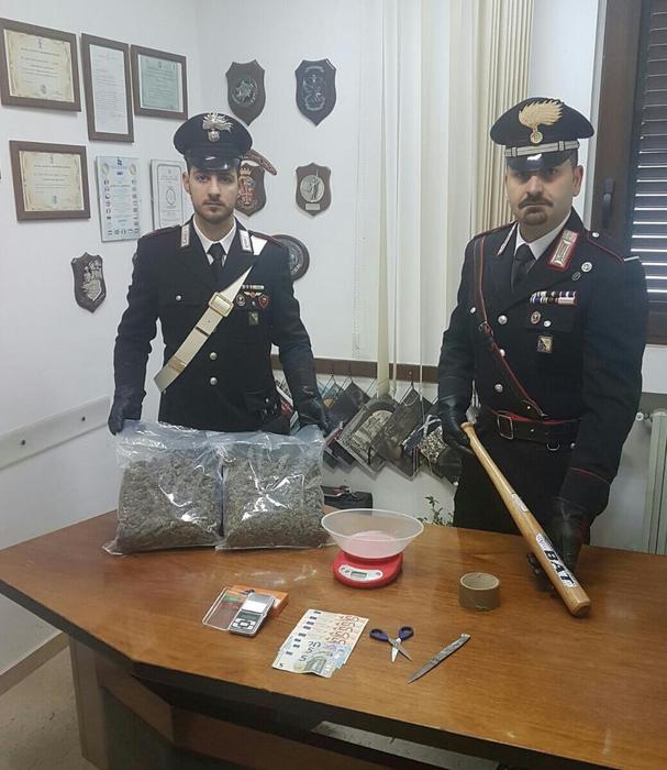 Un kg di marijuana nella «centrale dello spaccio»: in 2 ai domiciliari nel Potentino