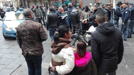 Spari a Napoli, ferita bambina: è rivolta. Duro anche il Presidente De Luca
