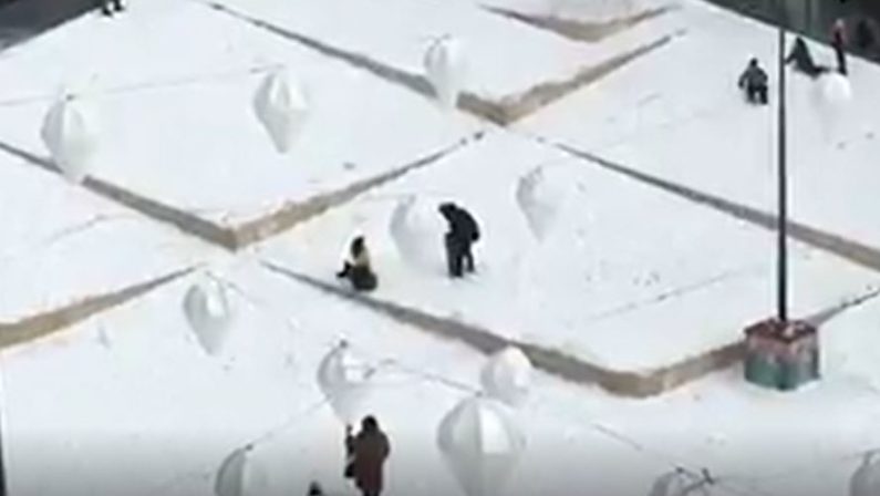 VIDEO - Cosenza sotto la neve, con lo slittino sulle vele di piazza Bilotti
