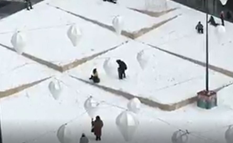 Calabria sotto la neve, foto e sorrisi sui social network: a Cosenza in piazza con lo slittino