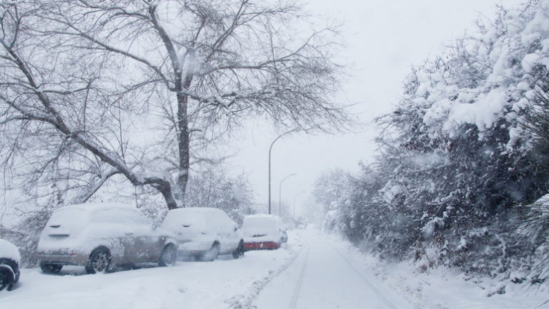 Neve sulle montagne calabresi: spazzaneve e spargisale in azione nelle zone più interne