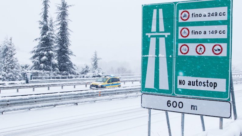 Transito vietato per neve sulla A2 ai mezzi pesanti. Rallentamenti anche sulla Statale 107