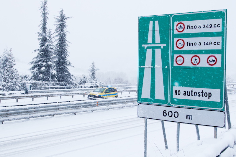 Transito vietato per neve sulla A2 ai mezzi pesanti. Rallentamenti anche sulla Statale 107