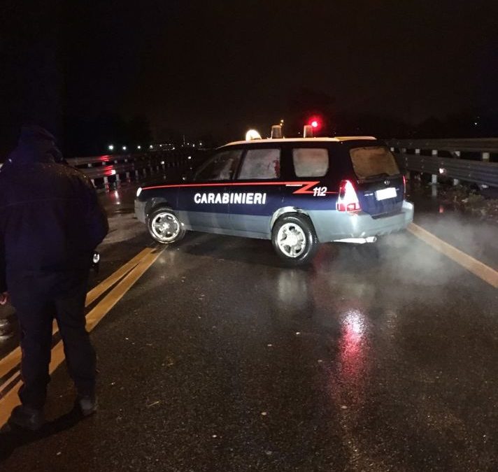 I carabinieri sul ponte sul fiume Allaro