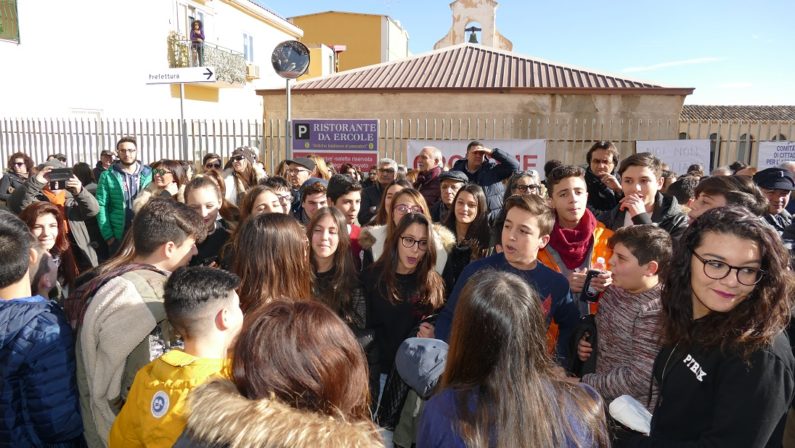 Aeroporto di Crotone, presidio per chiedere certezzeBlocco sulla statale 106 e proteste per l'isolamento