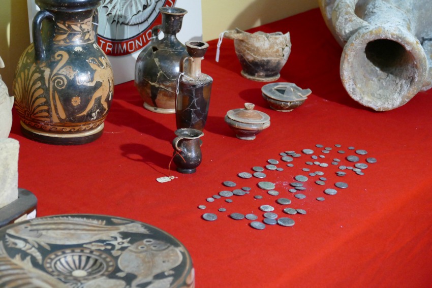 Alcuni dei reperti sequestrati nell'operazione Tempio di Hera