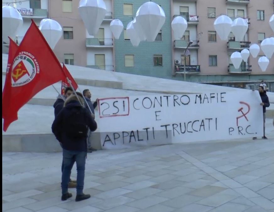 Lo striscione in piazza Bilotti, a Cosenza