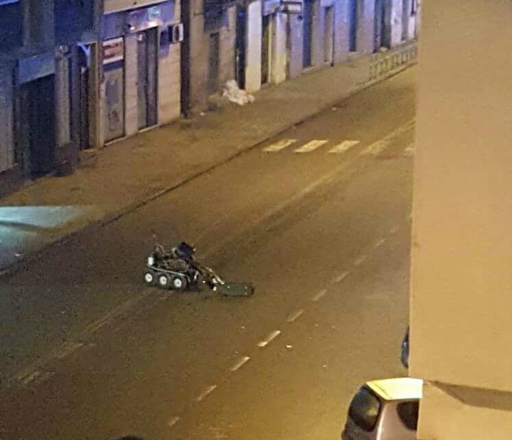 Il robot dei carabinieri in azione su via Caloprese a Cosenza