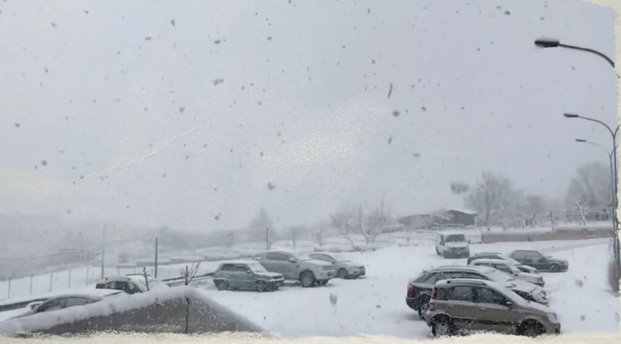 VIDEO – Una normale giornata di scuola, sotto la neve. Il viaggio di un gruppo di insegnanti verso San Giovanni in Fiore e ritorno