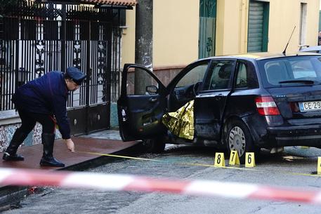 Caivano, 52enne ucciso a colpi di arma da fuoco mentre era in auto