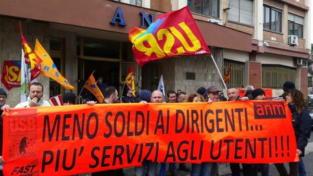 Anm, i lavoratori protestano davanti alla sede a Napoli