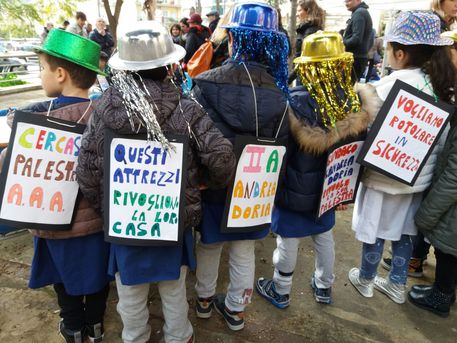 Napoli, alunni festeggiano il Carnevale ma rivogliono la palestra