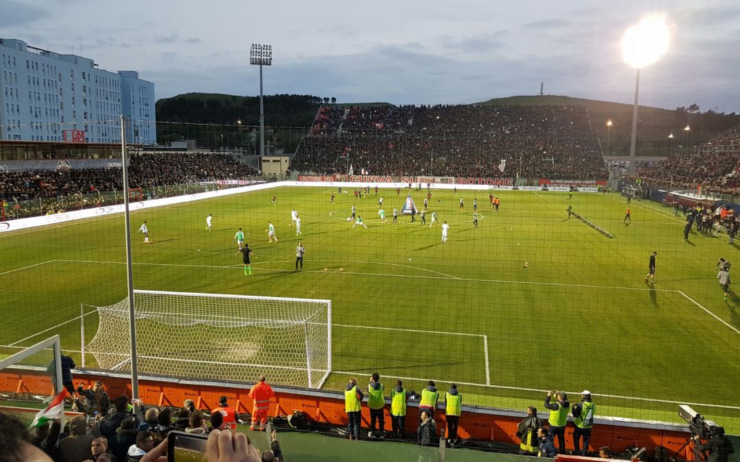Calcio Serie A, la festa dei tifosi allo Scida  I cori di Rino Gaetano a Crotone-Juventus