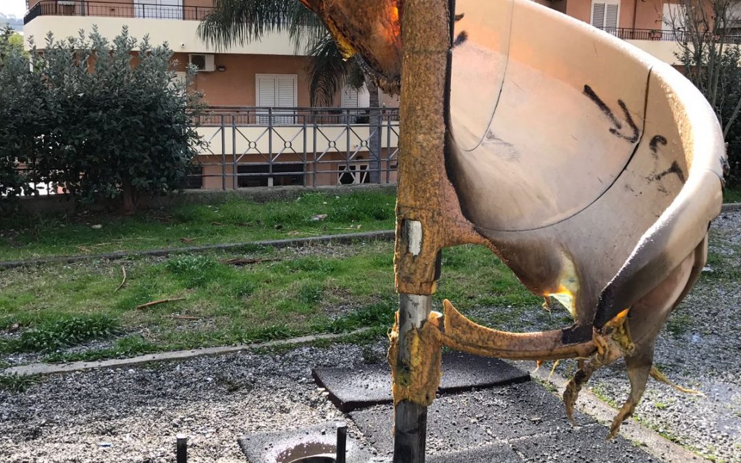 Il parco distrutto dalle fiamme