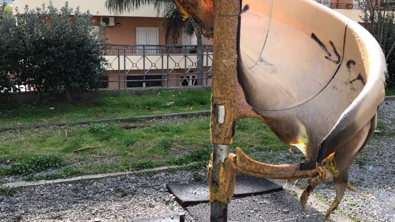 Reggio, in fiamme il parco giochi allo Spirito SantoVandali in azione in pieno giorno, la condanna del sindaco