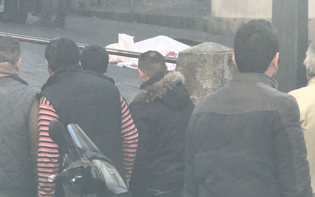 FOTO – Incidente mortale in pieno centro a Catanzaro  Donna travolta da un camion in retromarcia