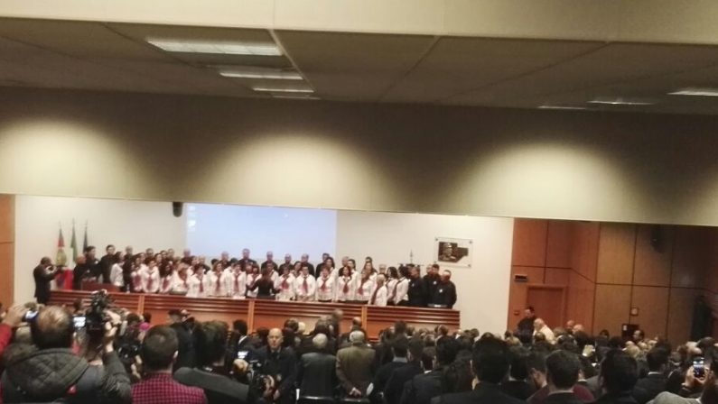 VIDEO - Il Presidente Mattarella in visita all'UnicalIl coro dell'Ateneo intona l'Inno di Mameli