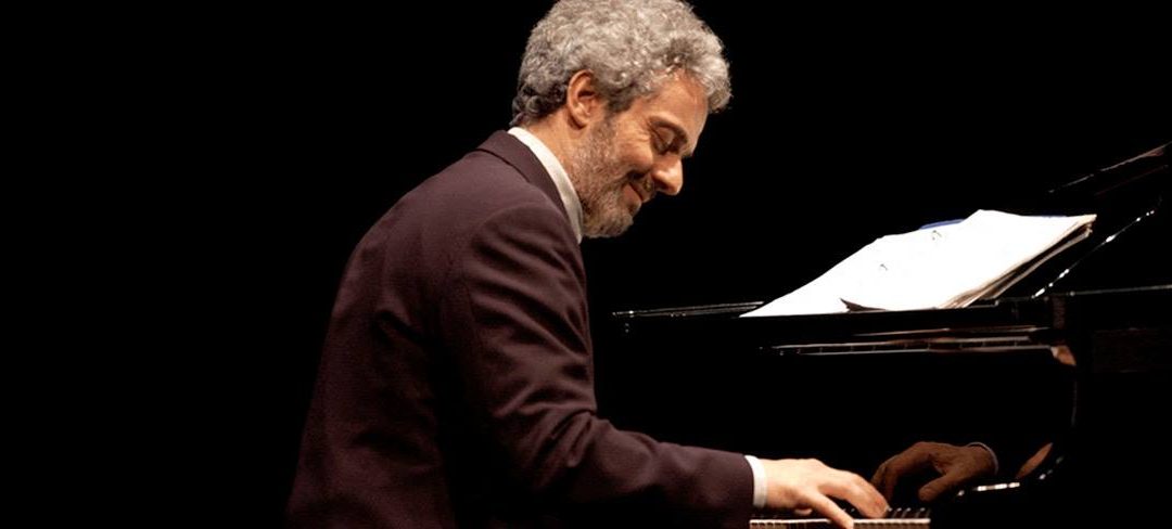 Nicola Piovani al suo inseparabile piano