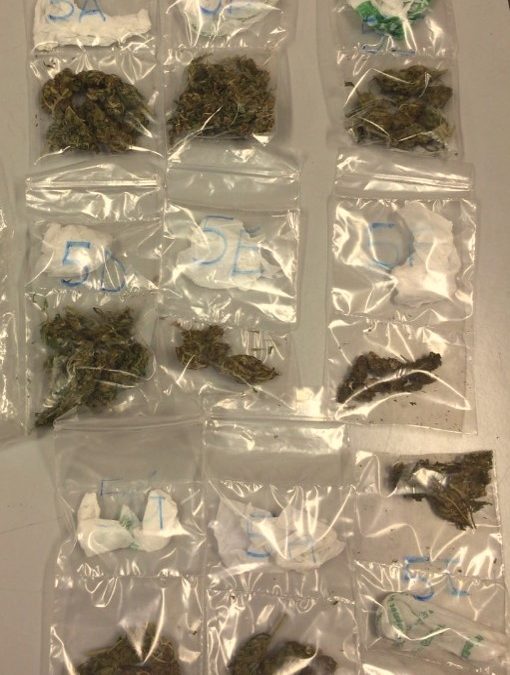 Controlli dei Carabinieri contro lo spaccio fuori dalle scuole nel napoletano