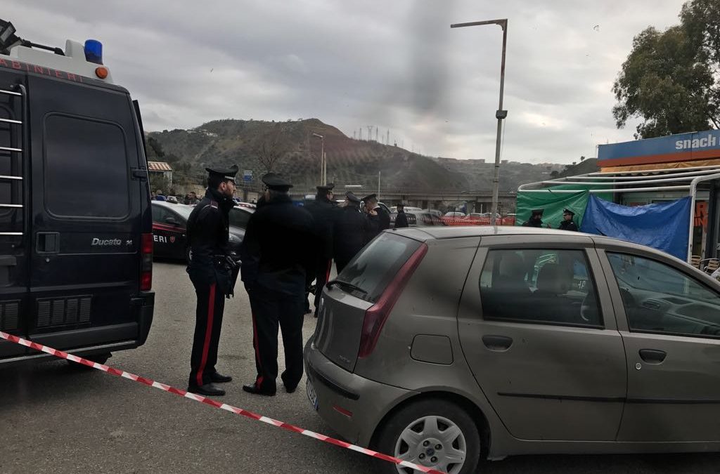 FOTO – Omicidio all’alba nel Catanzarese, i carabinieri sul luogo del delitto
