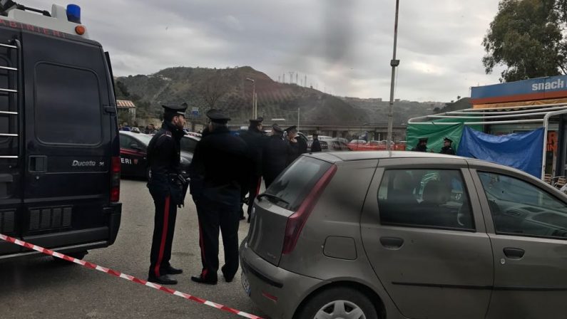 FOTO - Omicidio all'alba nel Catanzarese, i carabinieri sul luogo del delitto