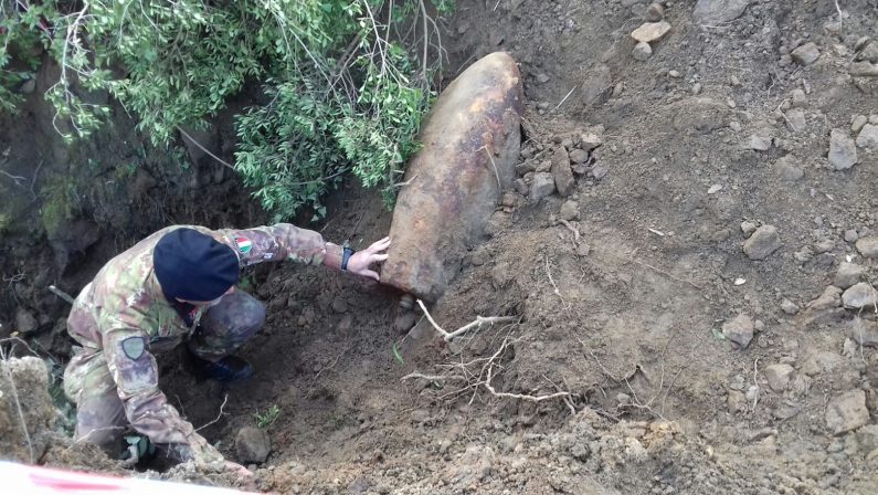 Imponente ordigno bellico rinvenuto nel ViboneseChiuse strada ed aziende in attesa delle operazioni