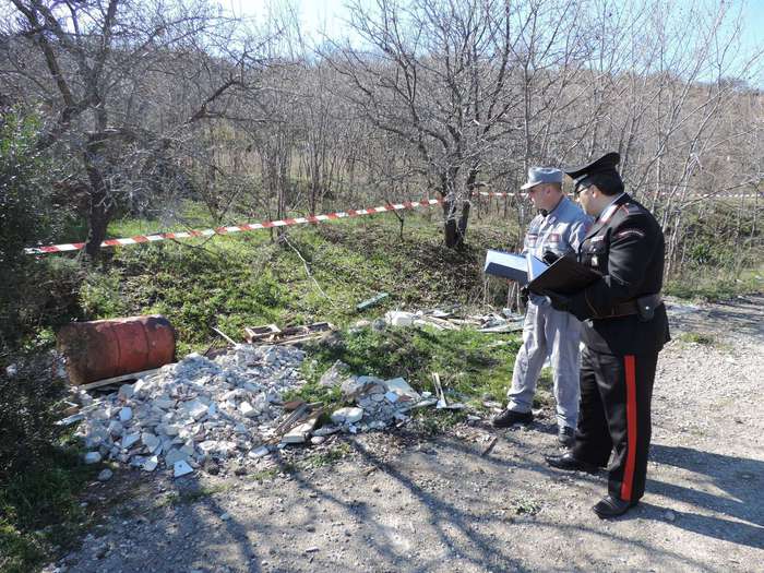 I carabinieri forestali intervenuti a Salandra (foto ANSA)