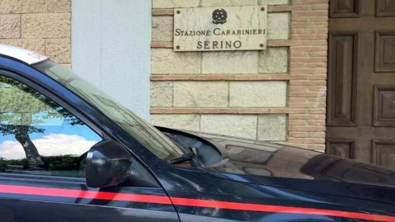 “Dammi un euro per il vino o ti accoltello”: arrestato minorenne a Serino