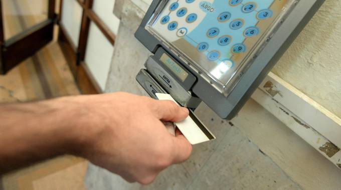 Abbandonavano il posto di lavoro per faccende personali, undici furbetti del cartellino in un Comune del Reggino