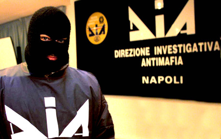 Blitz anticamorra nel napoletano: arrestate 2 figlie e nuora boss, scacco al clan Casalesi