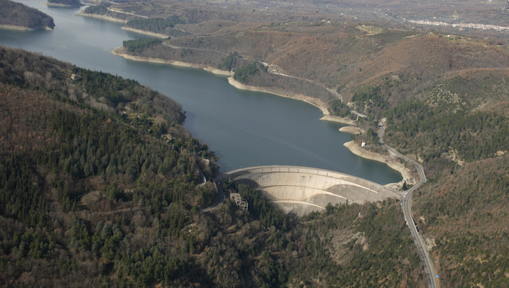 La diga del Pertusillo (nella foto) ha perso 13 milioni 800mila metri cubi d'acqua rispetto al 2017